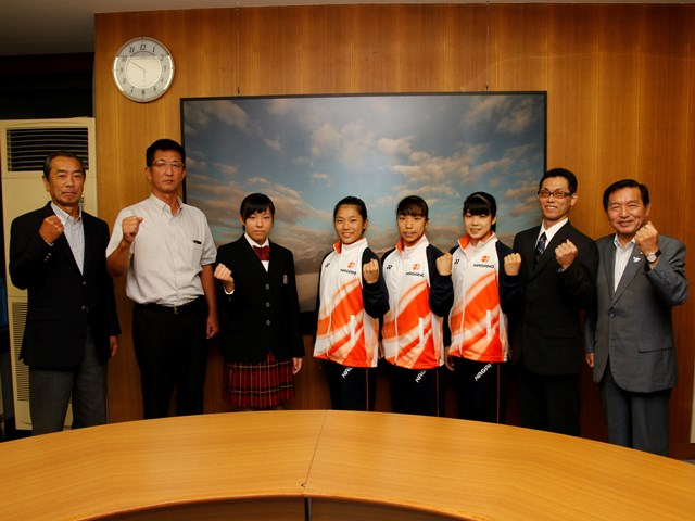 「笑顔つなぐえひめ国体」（愛媛県）に出場する市内の選手が市役所を表敬訪問
