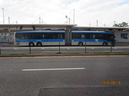 会場を結ぶ２両連結のシャトルバス