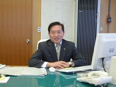 大町市長 牛越徹