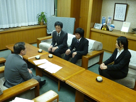 バレーボール全国大会に県代表として出場する選手が表敬訪問