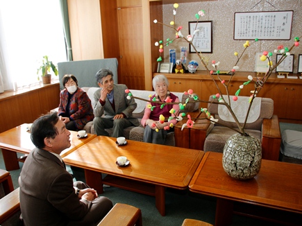 養護老人ホーム鹿島荘の利用者の皆さんより繭玉を寄贈