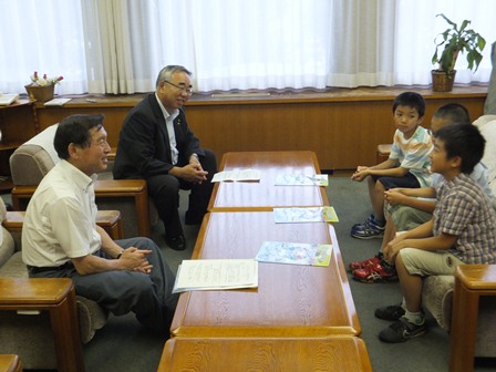 囲碁の全国大会に出場する小学生の皆さんが表敬訪問