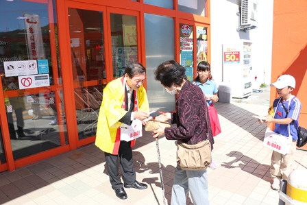 赤い羽根共同募金の街頭活動