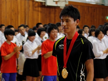 嶺村さん、優勝報告会