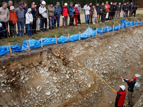 過去の大地震の痕跡を見学