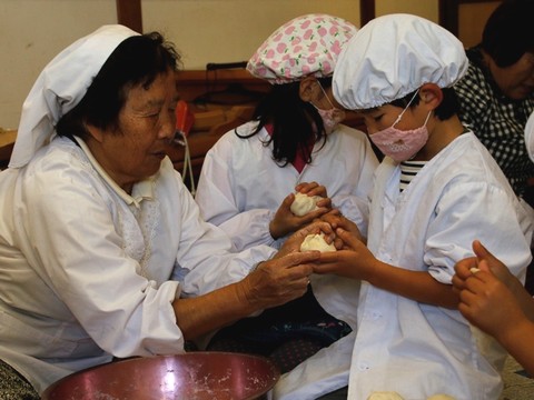 地域のお年寄りから郷土文化を学ぶ