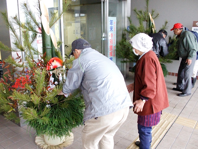 大町市老人クラブ連合会が門松を寄贈