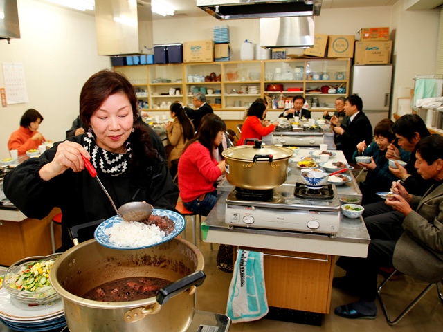 世界の料理を囲んで国際交流