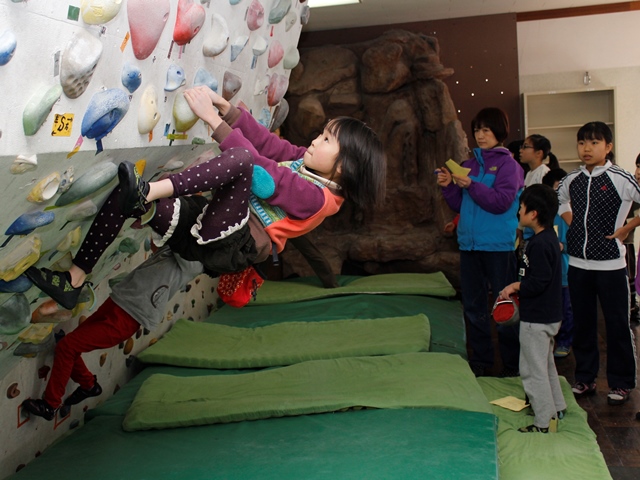 小学生が壁登りに挑戦