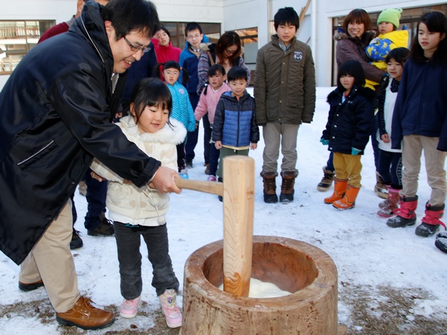 八坂で「かるた・もちつき大会」