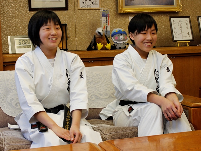 中学生女子２人が空手全国大会出場を報告1