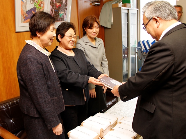 おはなしの会「やまぼうし」が図書を寄贈