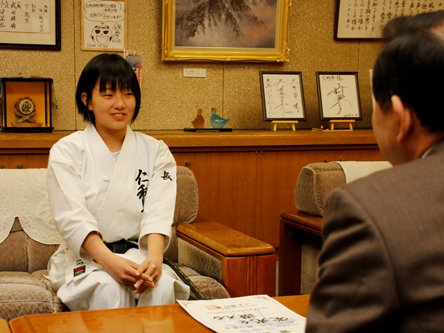 浅川野乃香さん　空手全国大会５位入賞を報告