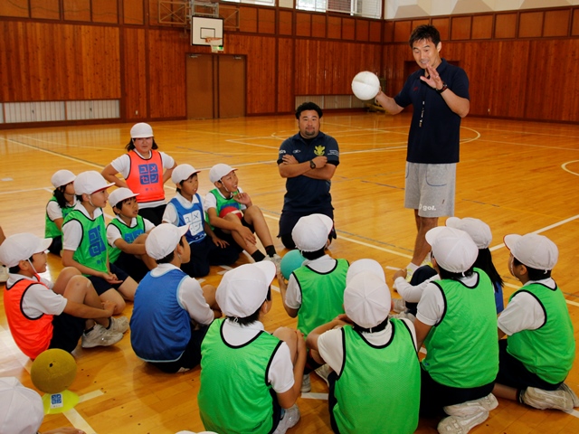 元Ｊリーガーに夢を持つことの大切さを学ぶ　西小で夢の教室