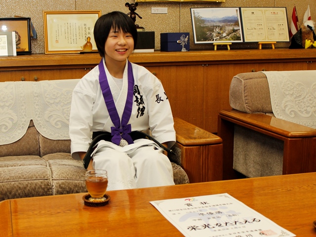 大町北小6年宇海さん 空手全国大会準優勝を報告