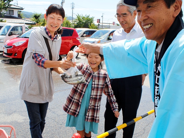 恒例の地元淡水魚販売に長蛇の列