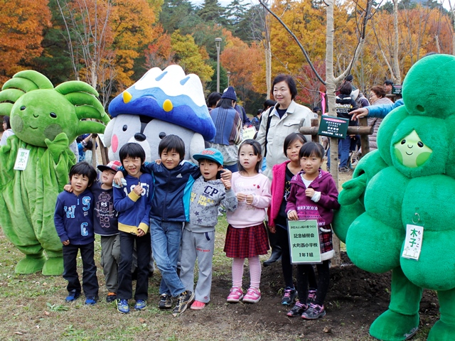 サクラの里づくりへ　市内小学１年生が記念植樹