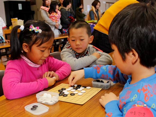 幼稚園・保育園児が真剣勝負　アルプス囲碁ポンヌキ大会