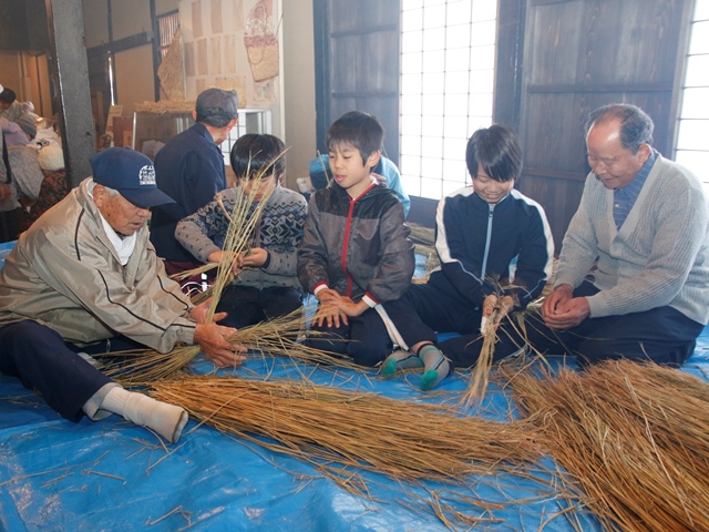 子どもたちに伝統文化を 美麻地区高齢者学級しめ縄作り