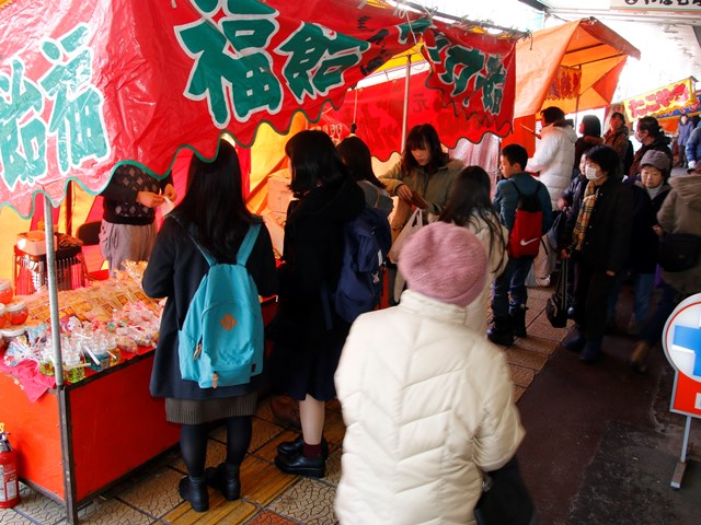 多くの人でにぎわう 大町あめ市