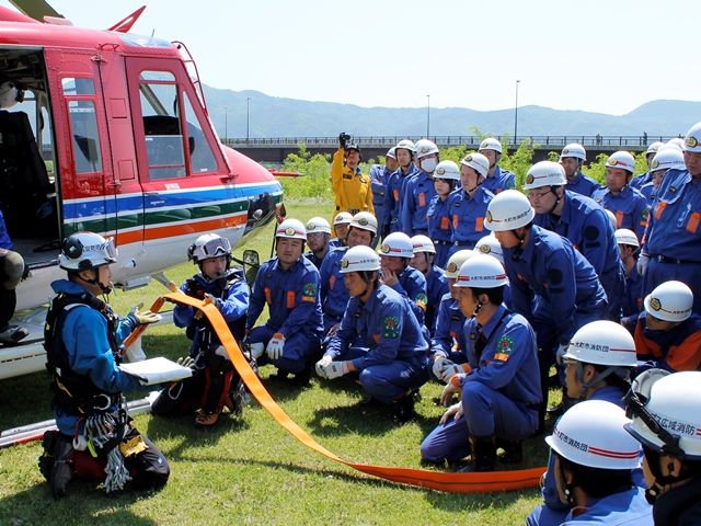 市消防団が防災ヘリ給水など総合訓練を実施1