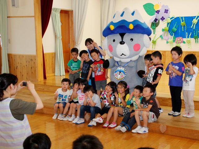 「おおまぴょん　お誕生日おめでとう！」　園児たちが祝福