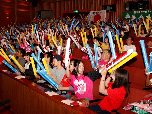 バド奥原選手、準々決勝へ　市民４５０人が熱い声援