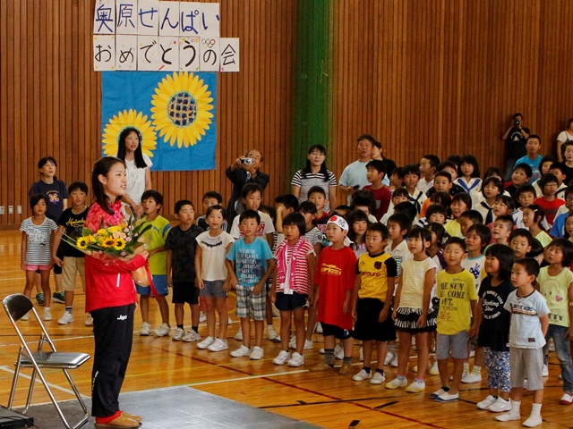 奥原希望選手凱旋で大町が一つに　大勢の市民が祝福1