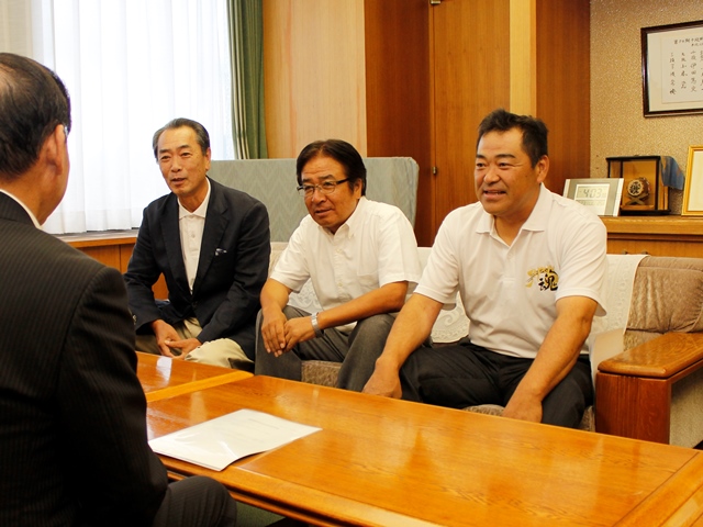 全国大会初出場へ 信州ブルースターズ実年チームが表敬