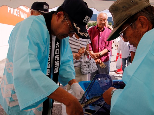 市漁連が地元の魚をPR 淡水魚の日