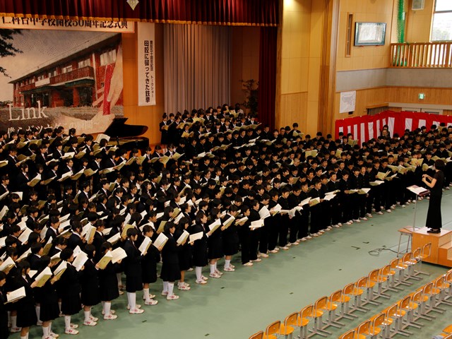 交友歌や鉄拳さんの講演で祝う 仁科台中学校開校50周年