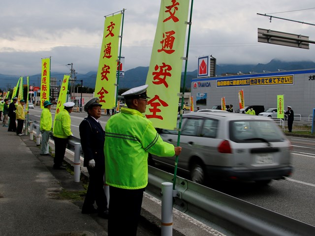 街頭で交通事故防止を呼び掛け