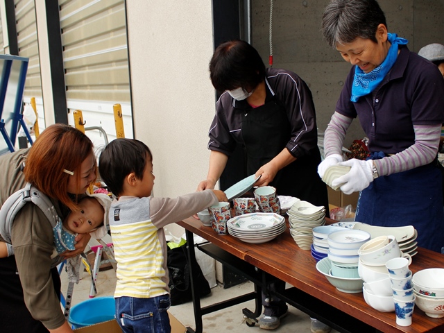 市民と行政が協働し資源の有効活用へ 食器リサイクル