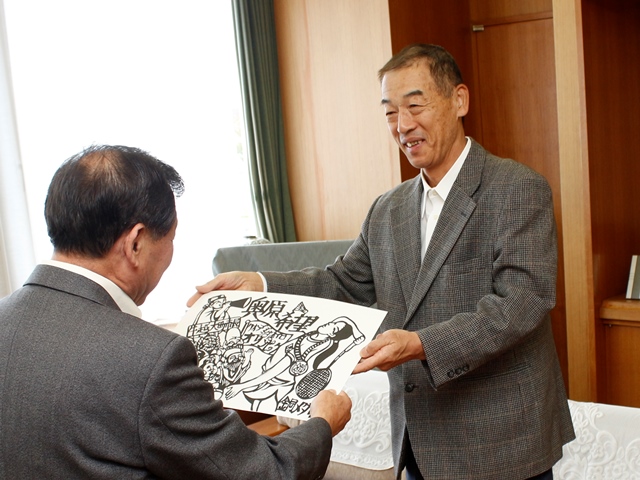 リオ五輪バドミントン奥原さん、市長を切り絵に 作品を贈呈