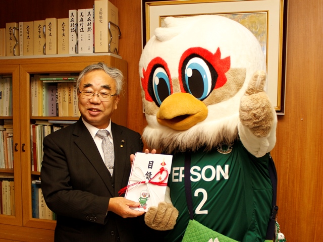 松本山雅ガンズくん ライチョウ保護へ寄付金を届ける
