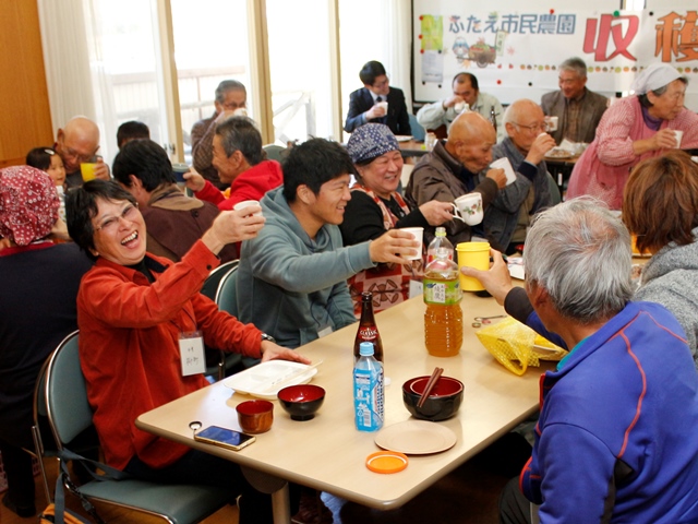 大地の恵みに感謝　美麻ふたえ市民農園で収穫祭