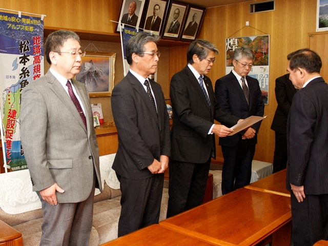 松糸道路の早期実現を　４団体が市長に要望書提出