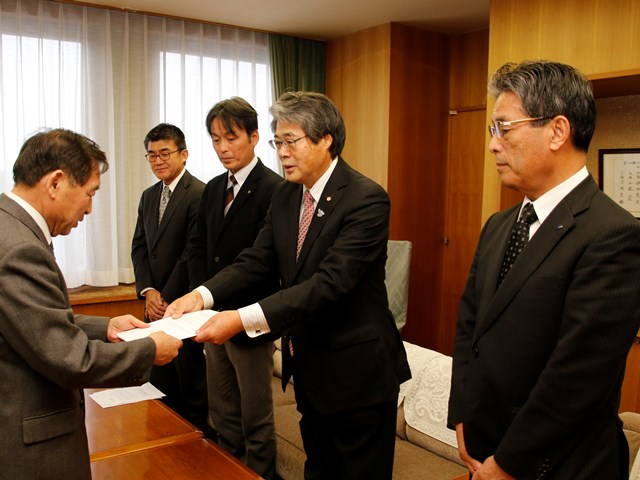 松糸道路早期実現に 市内4団体が促進に向けた寄付
