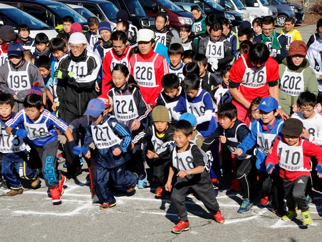 130人が健康願い走り初め 社地区元旦マラソン