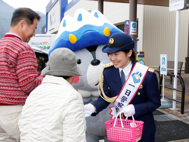 空手道・宇海水稀さんが１日警察署長として呼び掛け