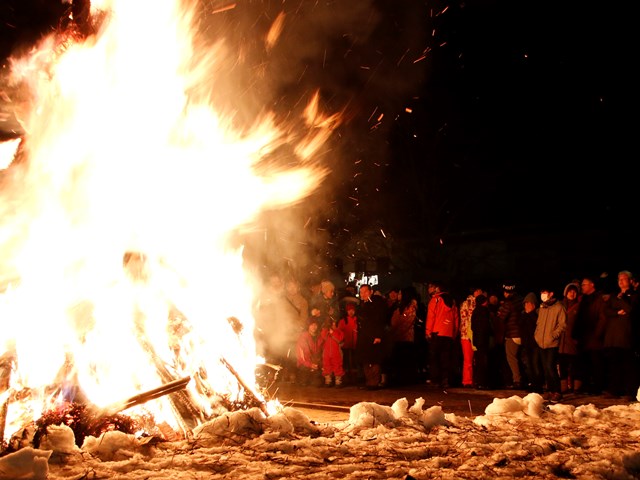 大町温泉郷で花火と音の祭典始まる