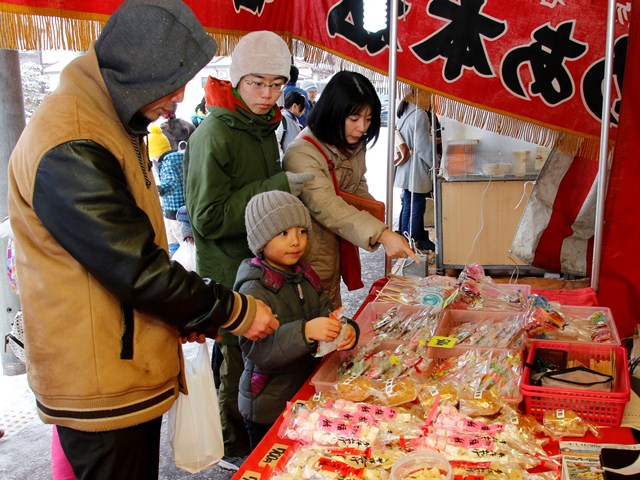 中心市街地に活気 伝統の大町あめ市1