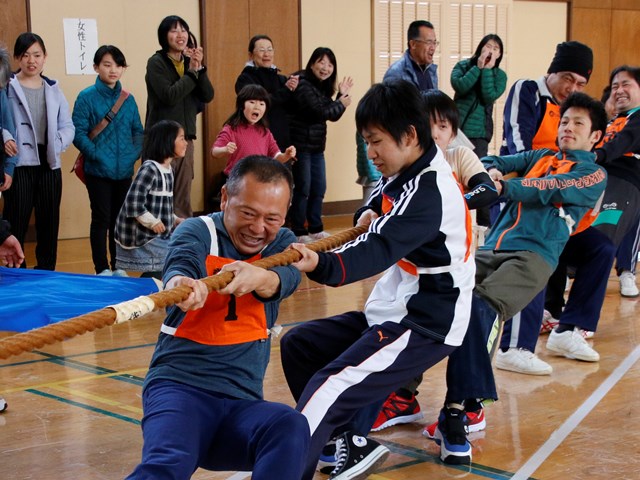 地域の絆で勝利をつかめ　美麻地区綱引き大会