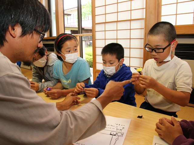 八坂小学校児童が芸術家・青島左門さんの作品を一緒に制作