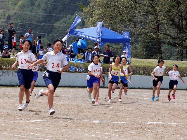 小学生アスリートが競い合う　大北・安曇野市陸上競技大会