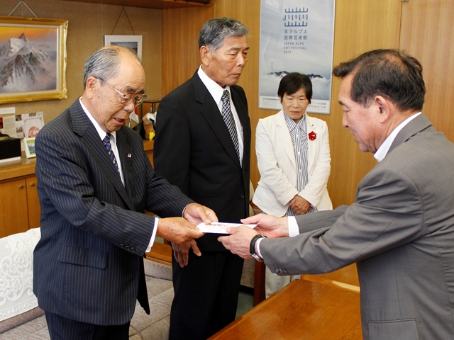 糸魚川市の被災者のために　大町市老人クラブ連合会が日赤に義援金