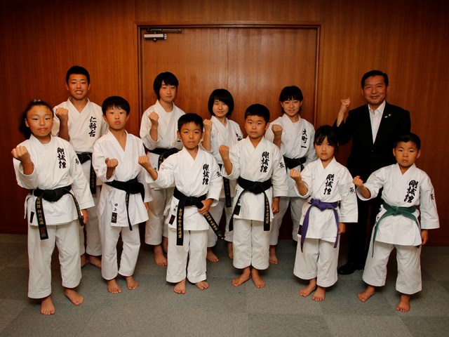 全日本空手道選手権大会に小・中学生１０人が出場
