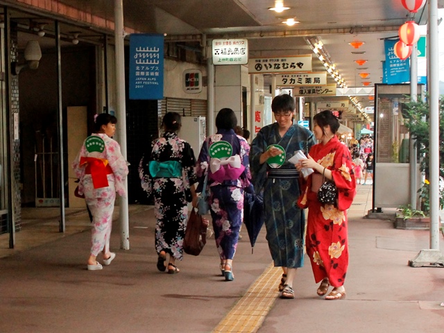 芸術祭閉幕前夜祭、ゆかた姿でまち歩きを楽しむ　大町ゆかたまつり