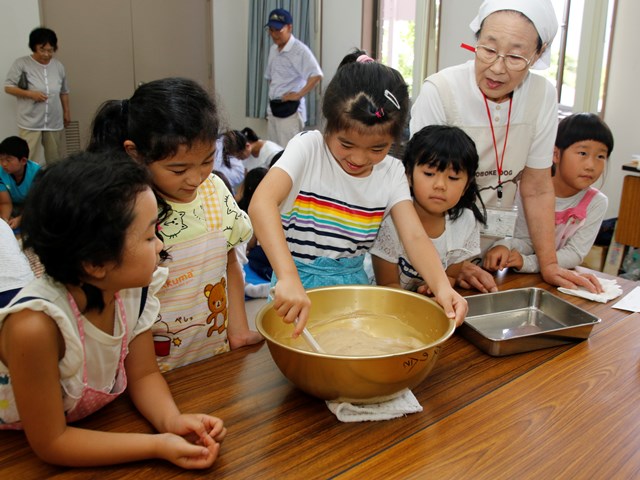 雑草から和菓子、雑木から楊枝を作りに挑戦 こども夏期だいがく