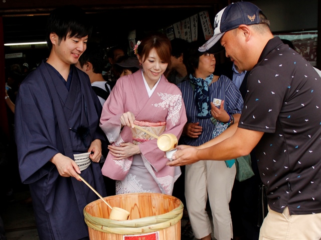 三蔵「呑み歩き」が１０周年　地酒の呑み比べやまち歩きを楽しむ